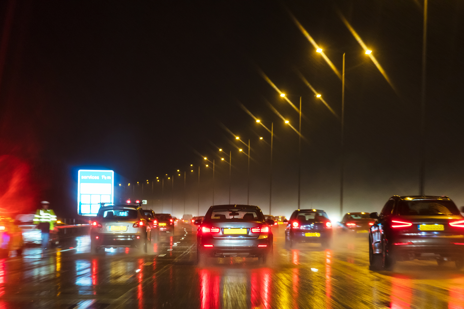 在雨雾天气中公路用什么LED路灯?